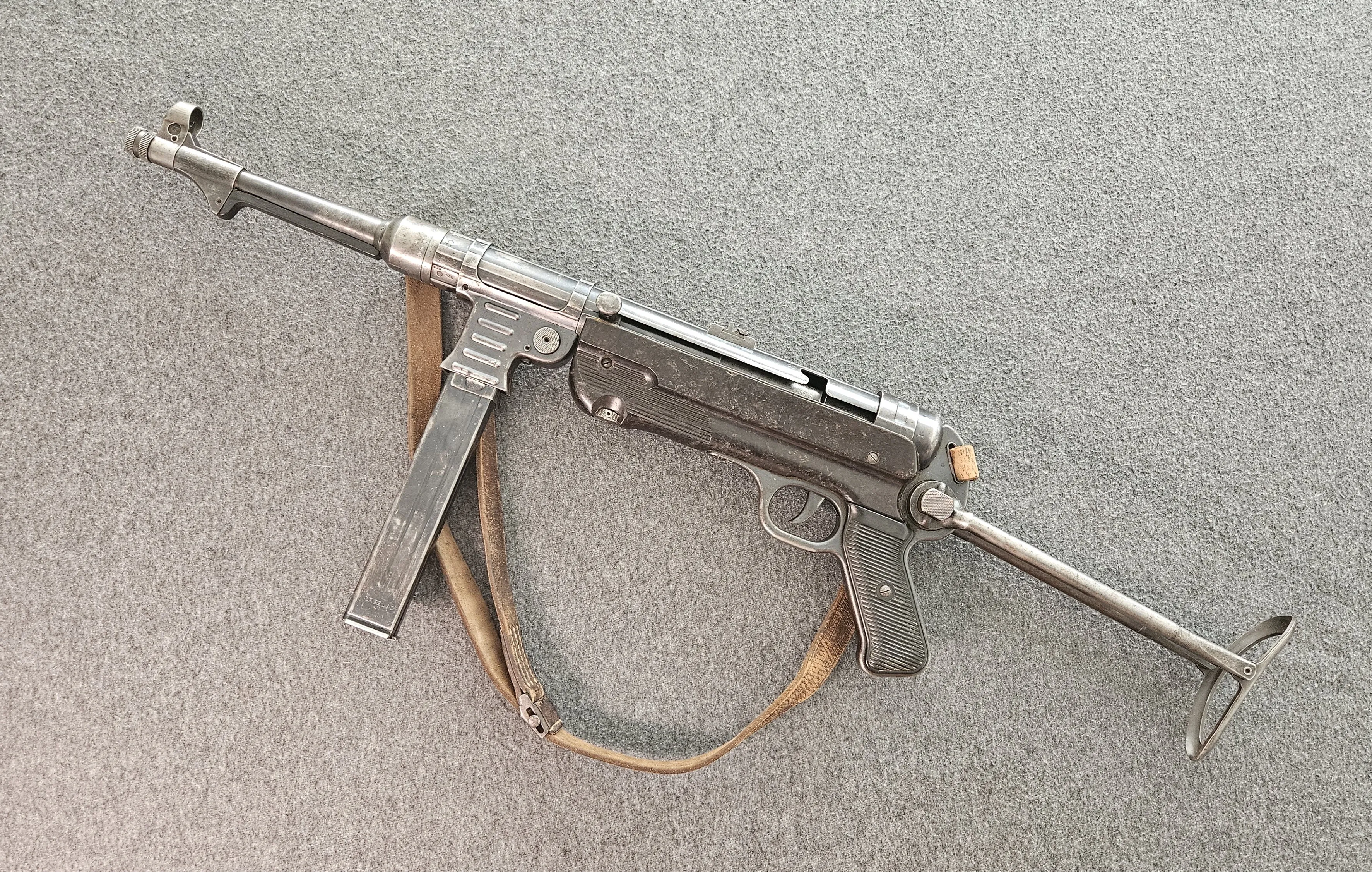 PISTOLET SAMOPOWTARZALNY MP40 KALIBER 9X19